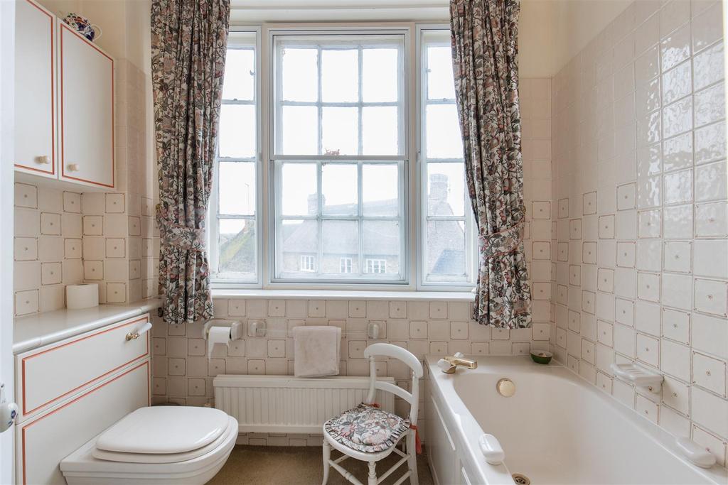 Girt House, Burton Bradstock- bath.jpg
