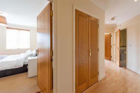 18 Caversham Place, Sutton Coldfield, B73 6HY