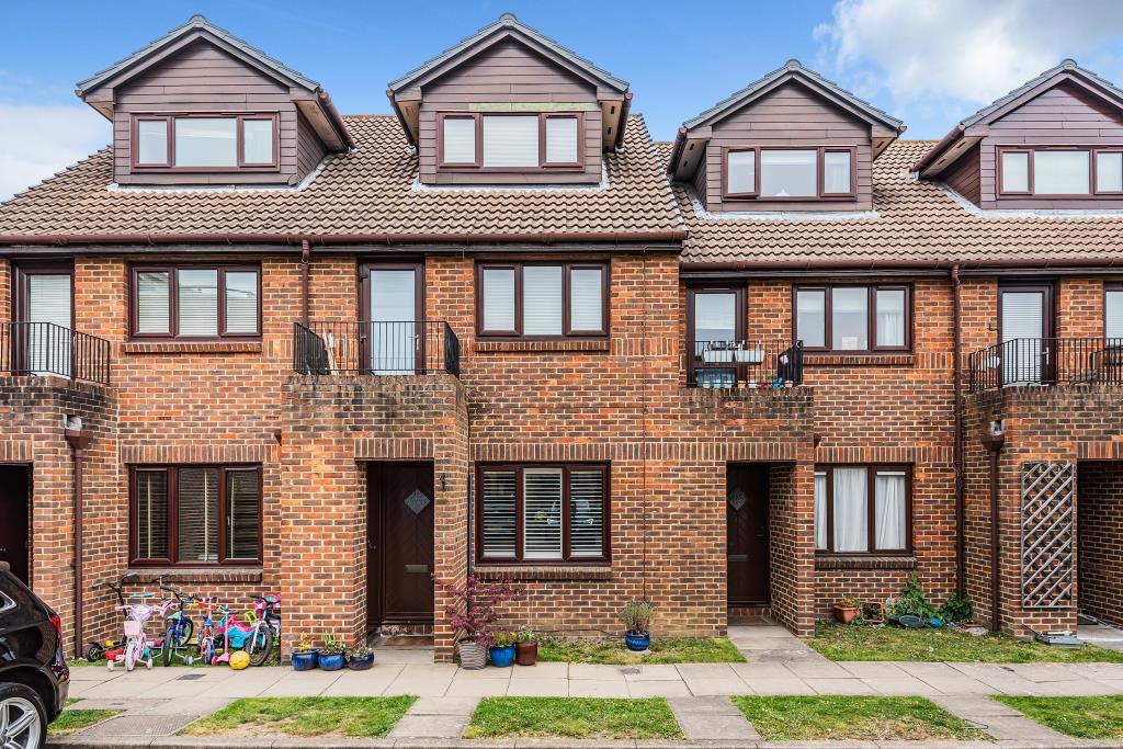 Lower Sunbury, Surrey, TW16 1 bed flat for sale £237,000