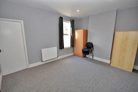 2 bedroom flat to rent, The Avenue, Highams Park, London. E4 9LB