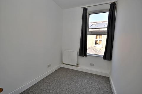 2 bedroom flat to rent, The Avenue, Highams Park, London. E4 9LB