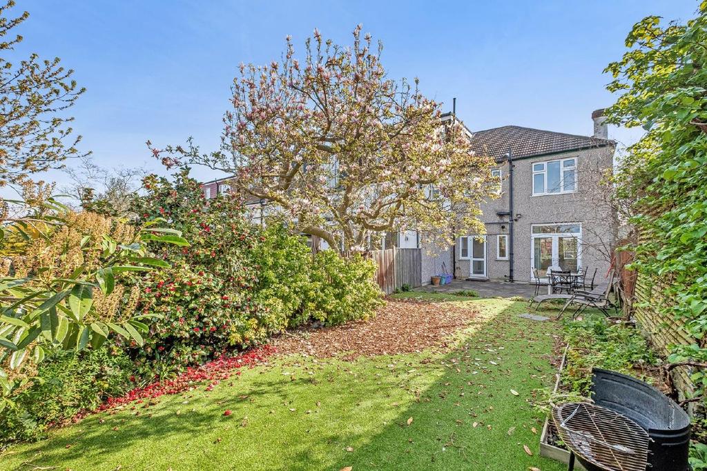 Fairway, Raynes Park 3 bed end of terrace house £800,000
