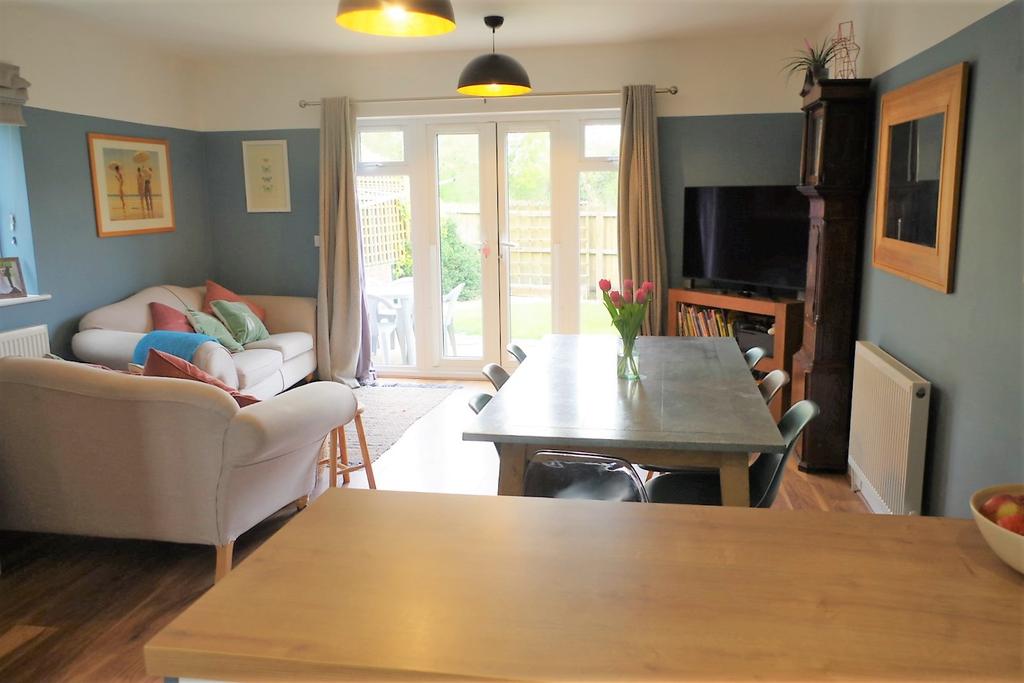High Road, Great Finborough IP14 3 bed semidetached house £295,000