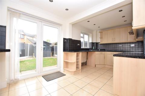 4 bedroom end of terrace house for sale - Vignoles Road, Romford, RM7