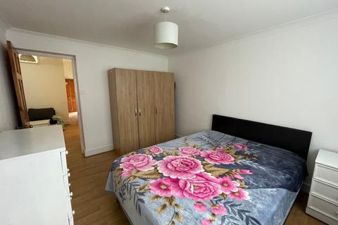 2 bedroom flat to rent, Kensington Gardens,  Ilford, IG1