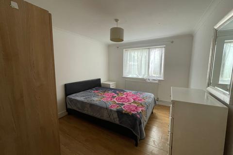2 bedroom flat to rent, Kensington Gardens,  Ilford, IG1