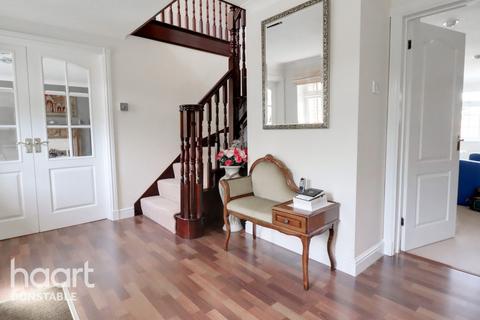 12 Badgers Gate, Dunstable, LU6 2BF