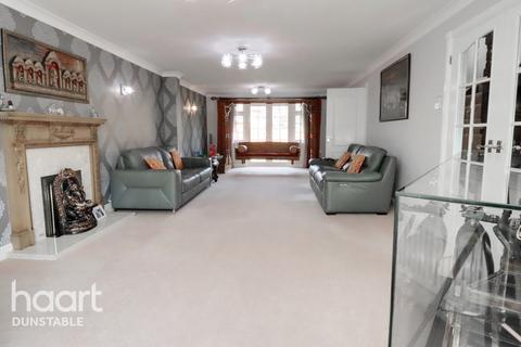 12 Badgers Gate, Dunstable, LU6 2BF