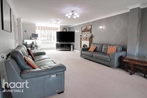 12 Badgers Gate, Dunstable, LU6 2BF