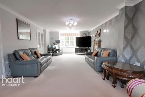 12 Badgers Gate, Dunstable, LU6 2BF