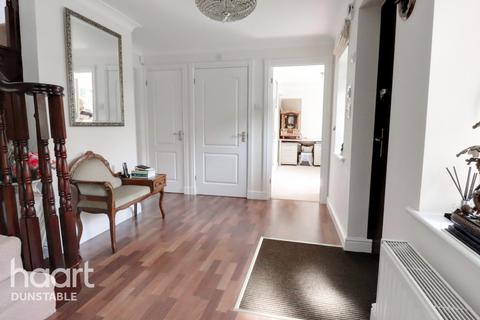 12 Badgers Gate, Dunstable, LU6 2BF