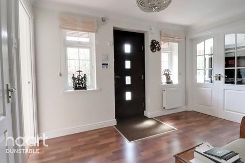 12 Badgers Gate, Dunstable, LU6 2BF