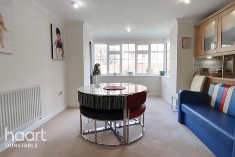 12 Badgers Gate, Dunstable, LU6 2BF