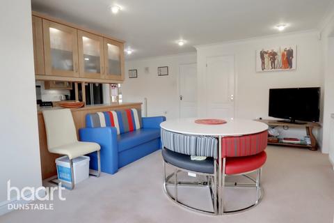 12 Badgers Gate, Dunstable, LU6 2BF