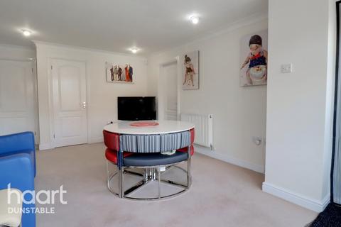 12 Badgers Gate, Dunstable, LU6 2BF