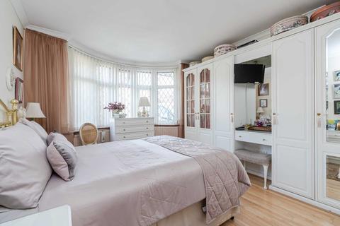 108 Park Avenue, Bushey, WD23 2BB