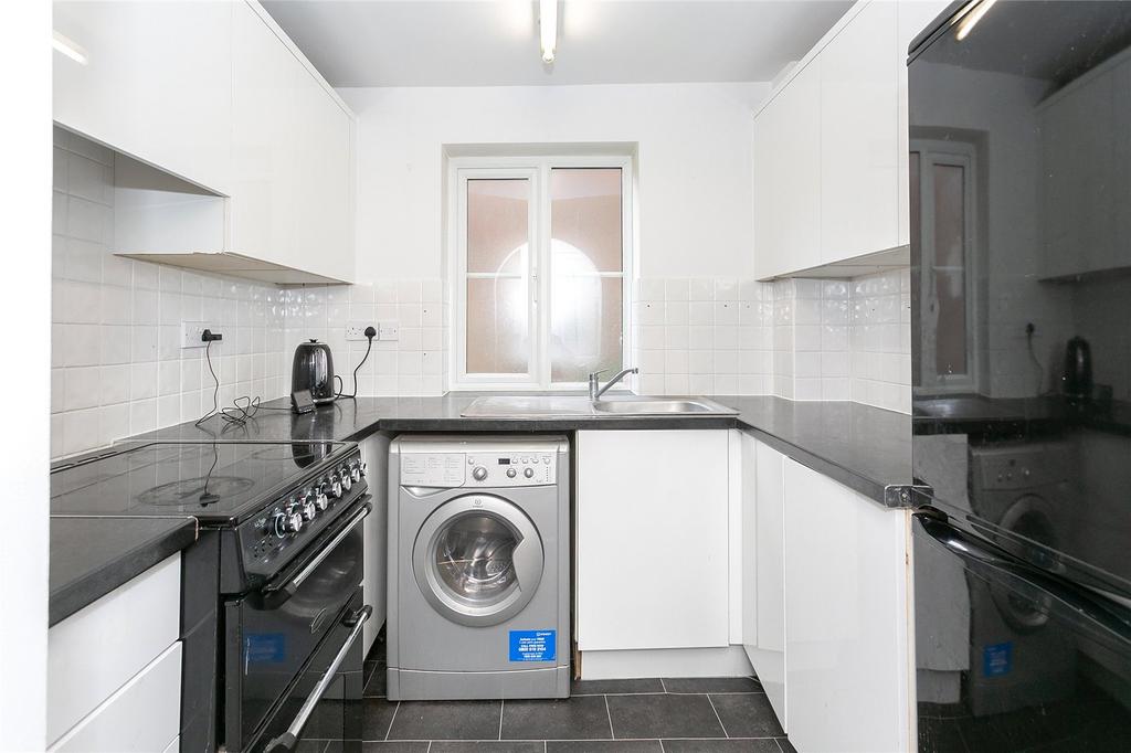 Leaford Crescent, Watford... 2 bed maisonette - £1,550 pcm (£358 pw)