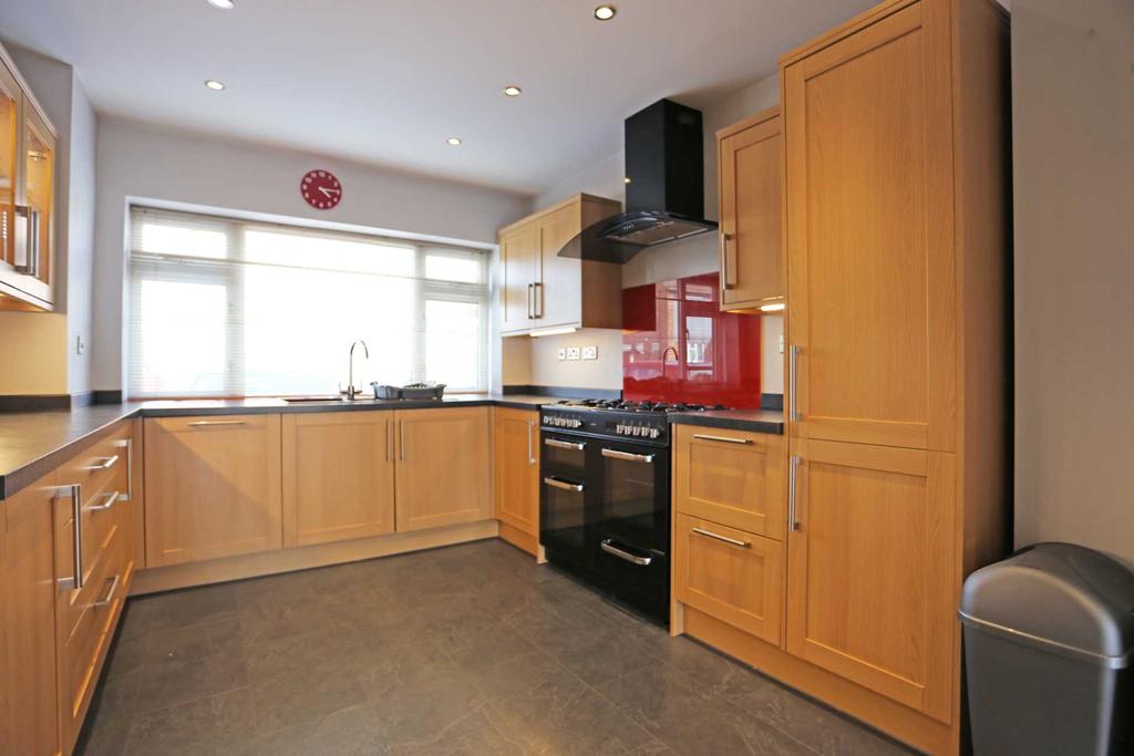 Birch Close, Romford, RM7 3 bed semidetached house £1,600 pcm (£369 pw)
