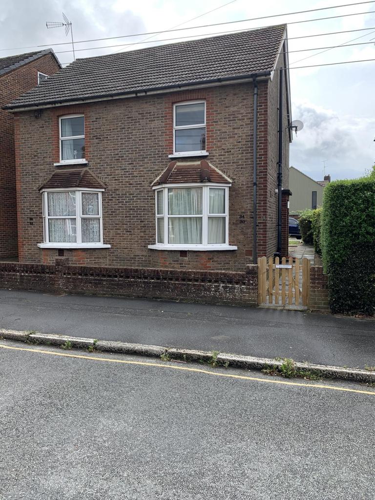 Triangle Road, Haywards Heath, West Sussex, RH16 4HW 1 bed flat £800