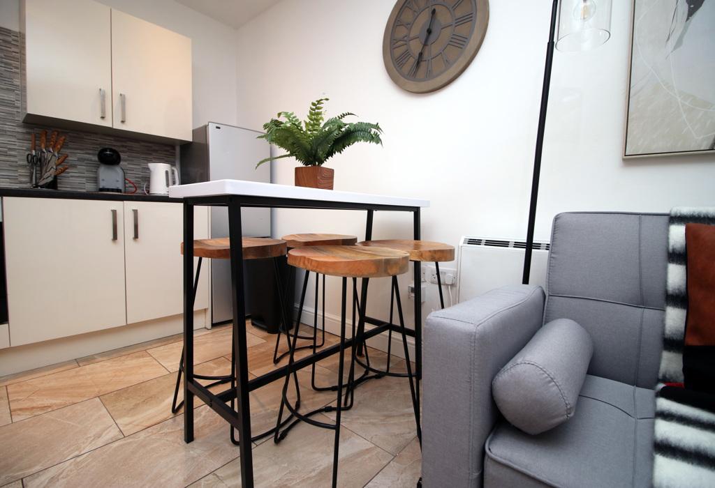 D Lower Cathedral Road, Caerdydd... 2 bed serviced apartment £2,900