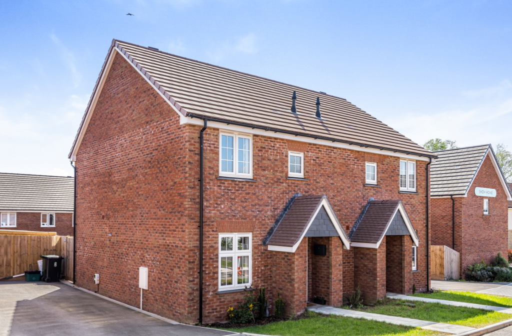 Merlin Grove, Wincanton BA9 3 bed semidetached house £285,000