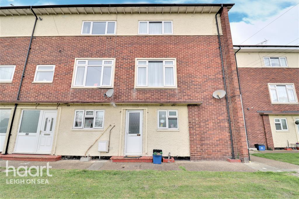 Wood Farm Close, LeighOnSea 1 bed flat £180,000