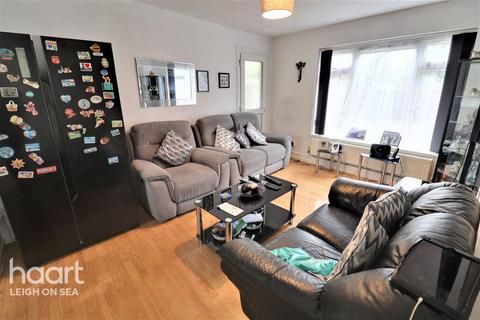 1 bedroom flat for sale - Wood Farm Close, Leigh-On-Sea