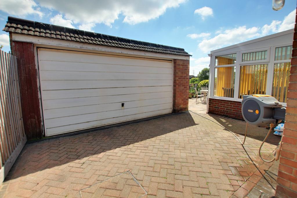 CLANFIELD 3 bed detached bungalow for sale £525,000