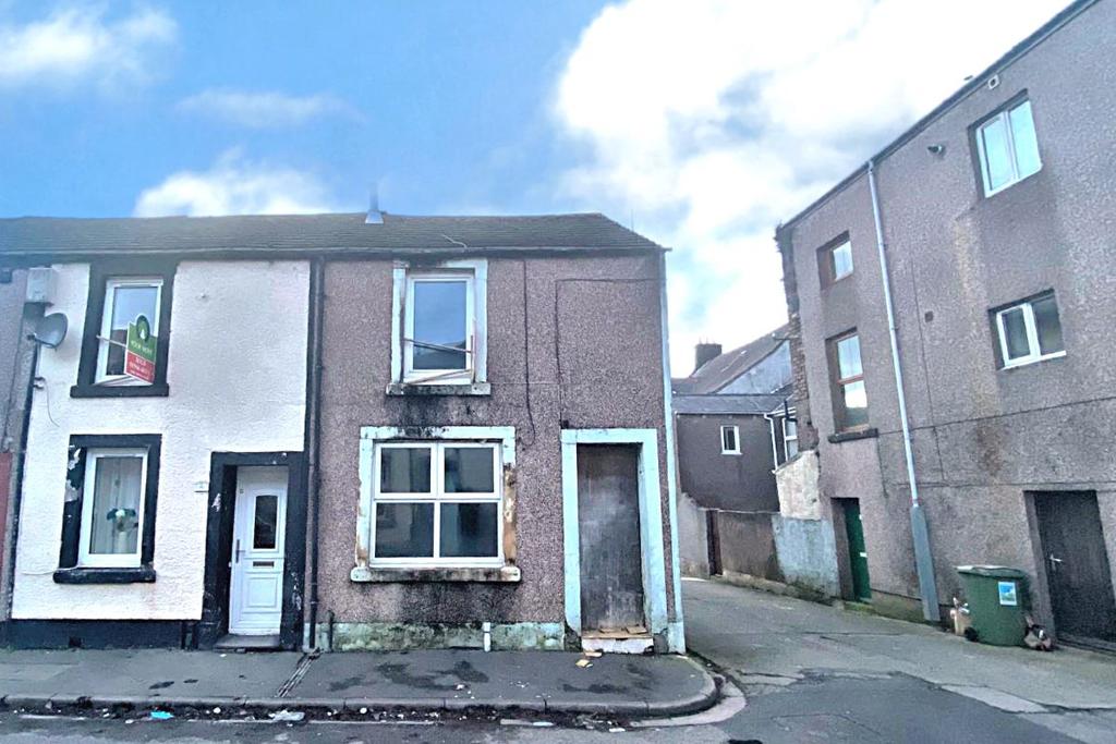 4 Duke Street, Cleator Moor, Cumbria, CA25 5BG 2 bed end of terrace