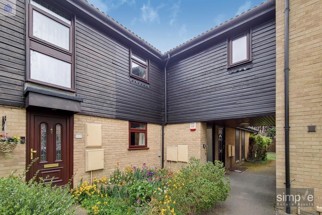 St Johns Close, Uxbridge, UB8 2 bed flat £325,000
