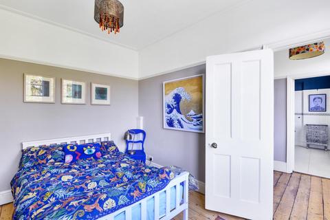 18 Birchwood Avenue, London, N10 3BE