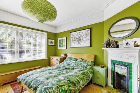 18 Birchwood Avenue, London, N10 3BE
