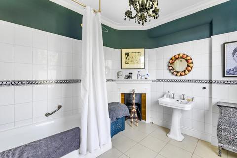 18 Birchwood Avenue, London, N10 3BE