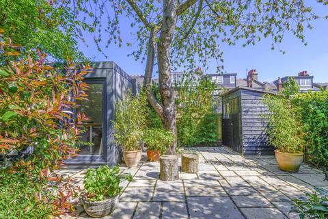 18 Birchwood Avenue, London, N10 3BE
