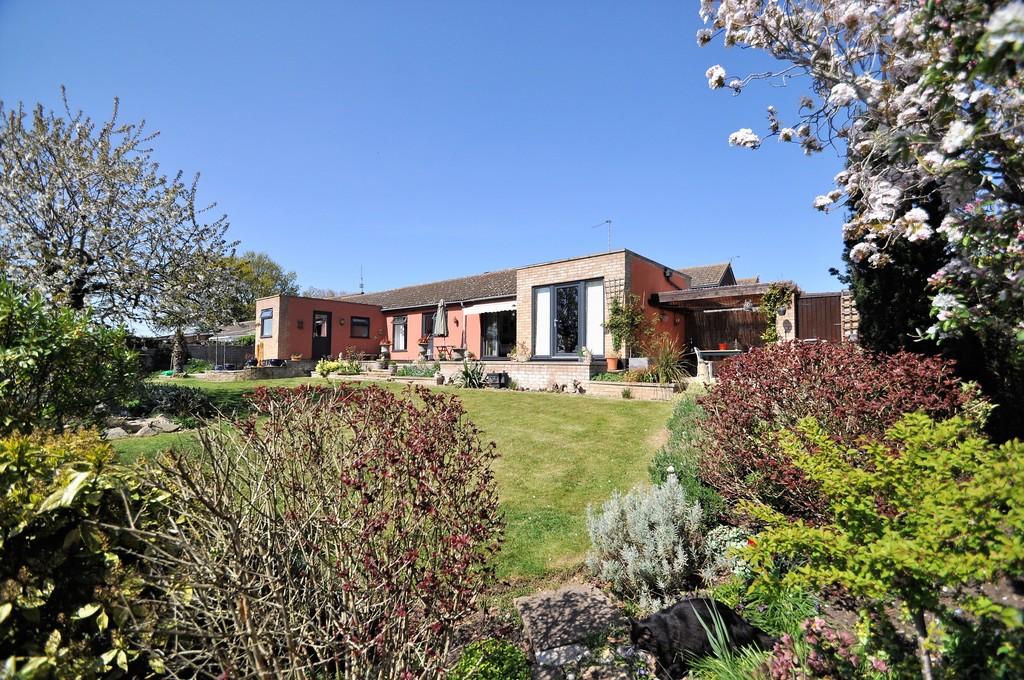 Mill Hill Drive, Halesworth 2 bed semidetached bungalow £350,000