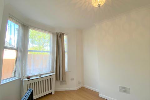 3 bedroom flat to rent, Plashet Grove, London E6 1DA