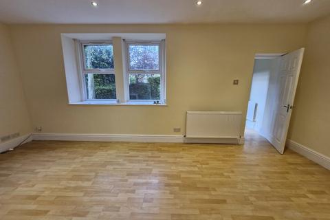 2 bedroom ground floor flat to rent, Newlaithes Grange, Horsforth LS18