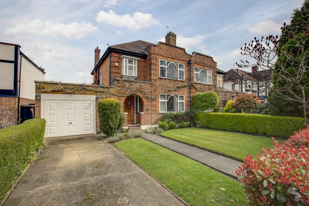 Bridle Road, Pinner 3 bed semidetached house £825,000
