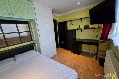 Studio to rent, The Turret, Rayners Lane