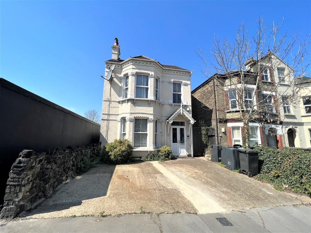 Moreton Road, South Croydon 6 bed detached house £2,800 pcm (£646 pw)