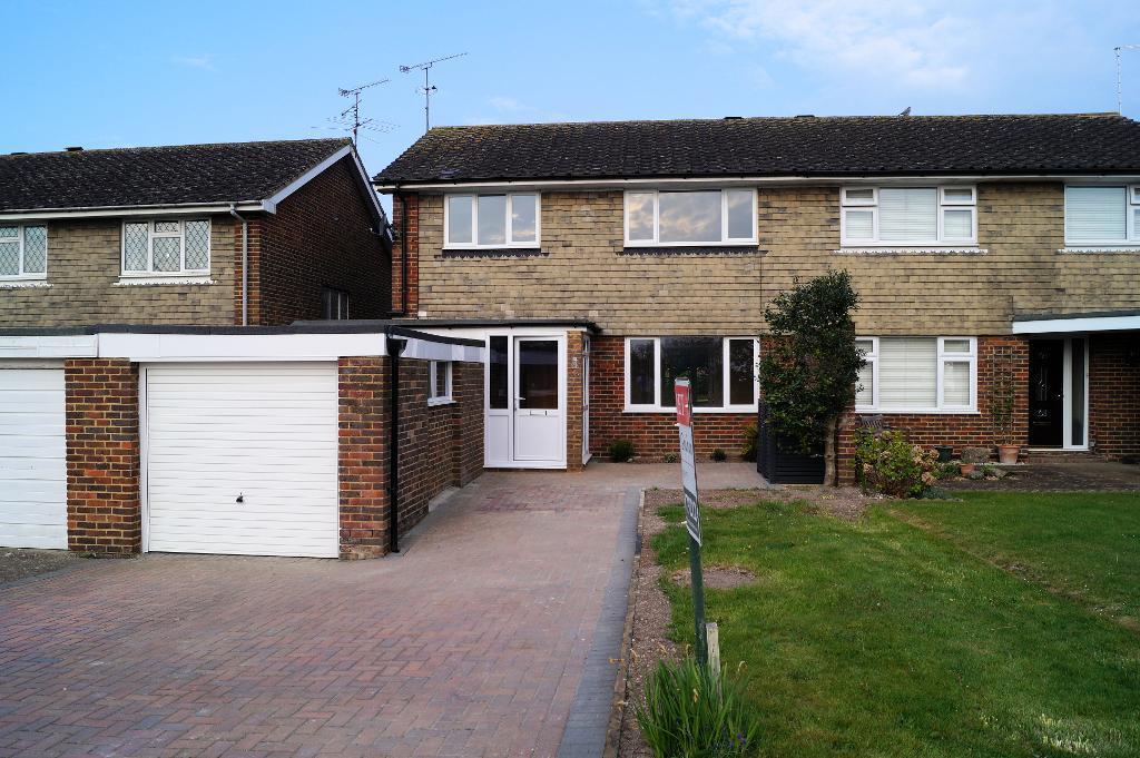 Hills Road, Steyning, West Sussex, BN44 3QG 3 bed semidetached house