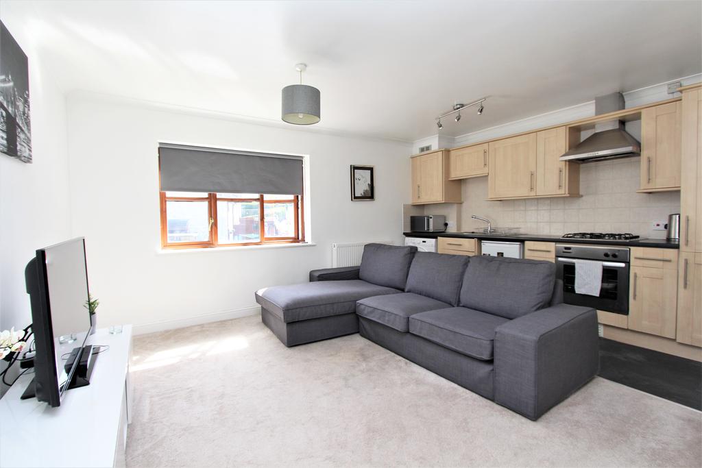 Trescothick Close, Keynsham, Bristol, BS31 2BD 1 bed flat £850 pcm (£