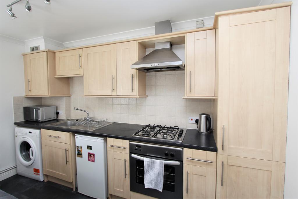 Trescothick Close, Keynsham, Bristol, BS31 2BD 1 bed flat £850 pcm (£