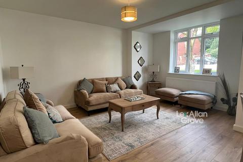 5 Rees Drive, Wombourne, Wolverhampton, WV5 9DR
