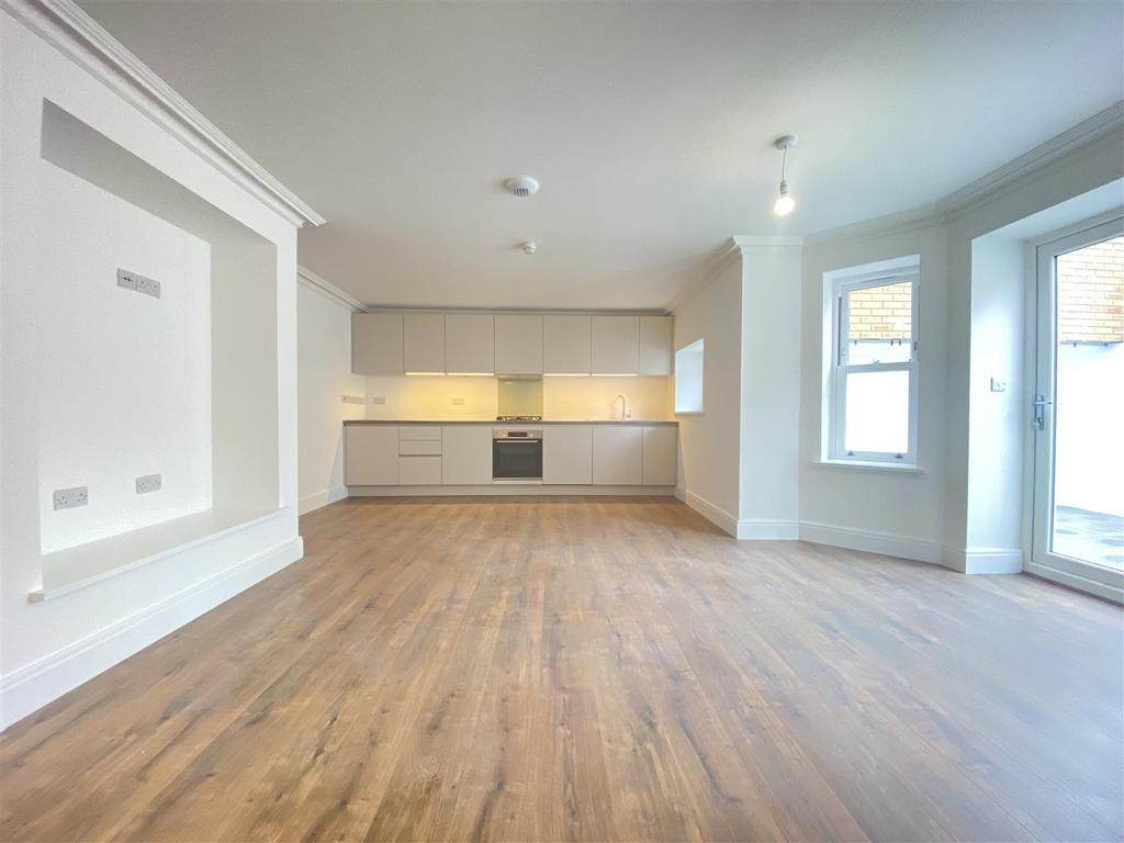 Flat 2, Tynemouth House, N15 4AT 2 bed flat £1,700 pcm (£392 pw)