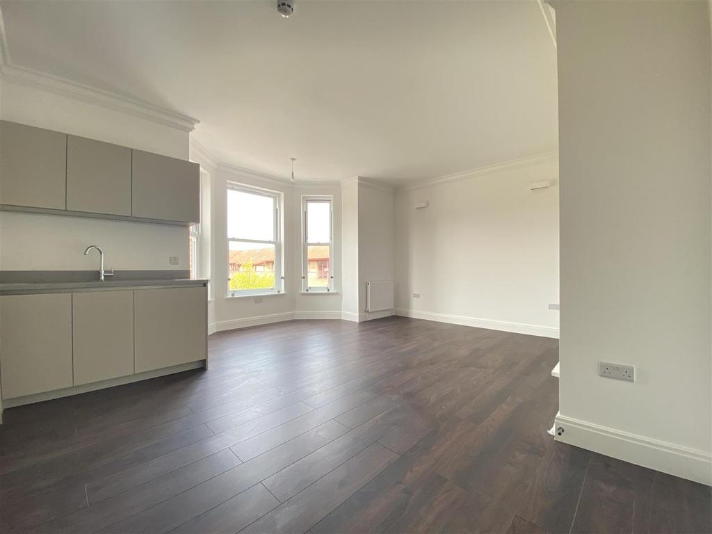 Flat 6, Tynemouth House, N15 4AT 2 bed flat £1,600 pcm (£369 pw)