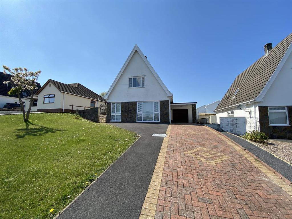 Hendre Park, Llangennech, Llanelli 3 bed detached bungalow £225,000