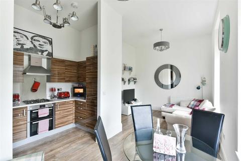 2 bedroom flat for sale - Dartford Court, Glanville Way, Epsom