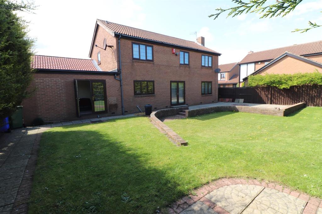Esher Gardens, Blyth 4 bed detached house £410,000