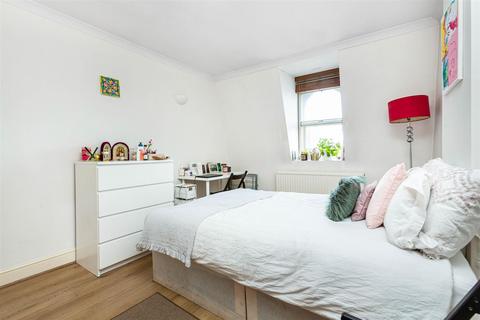 2 bedroom flat to rent, Upper Richmond Road, Putney SW15